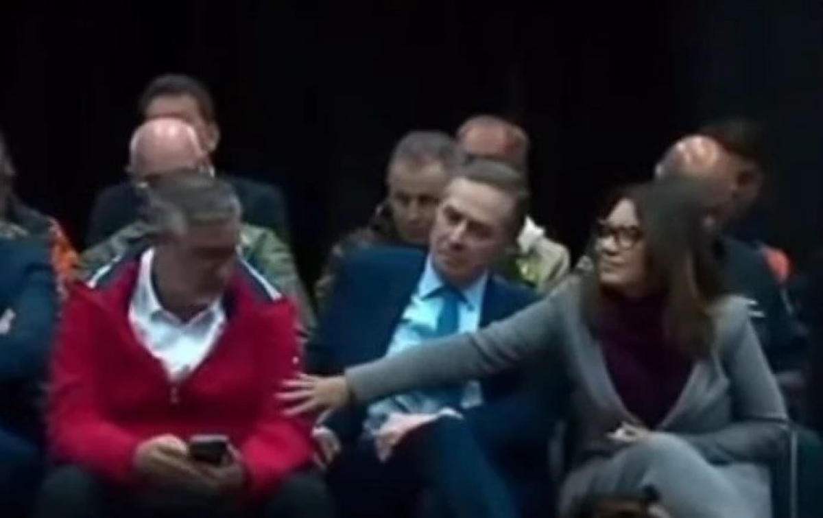 Janja deu cutucão em Pimenta durante discurso de Lula - Foto: Reprodução/TV Brasil
