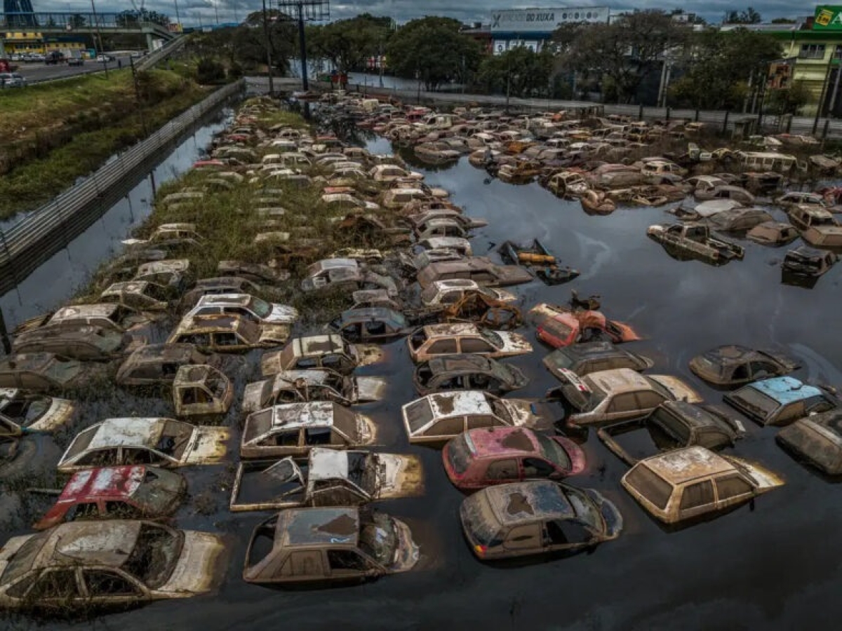 Pátio de veículos próximo a PRF totalmente alagado em Porto Alegre (RS) - Foto: Rafa Neddermeyer/Agência Brasil
