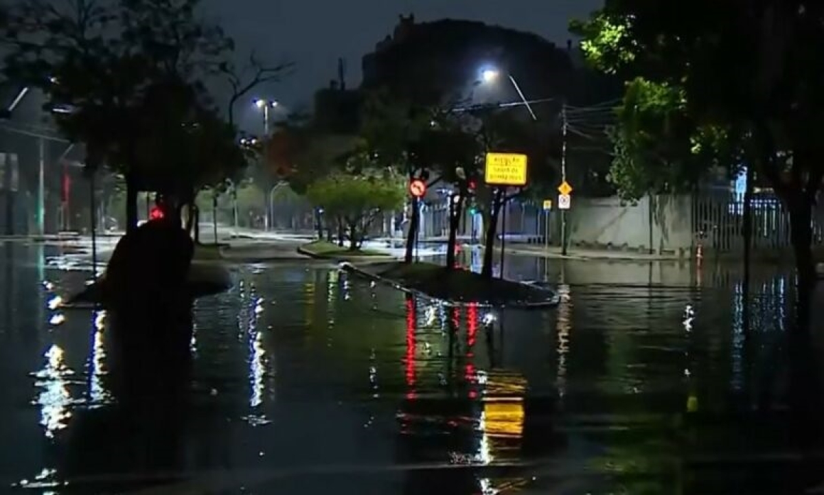 Ruas de Porto Alegre voltam a registrar alagamentos - Foto: Reprodução/RBS TV
