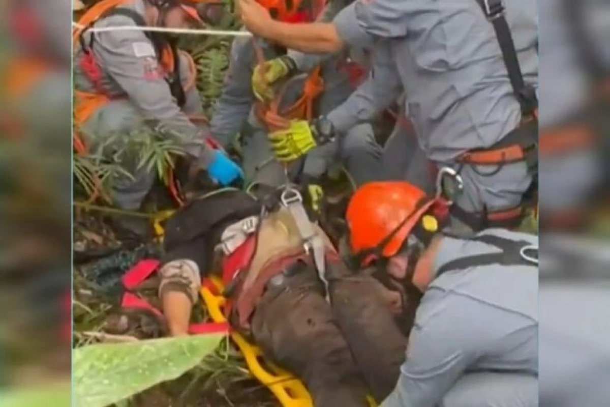 Bombeiros resgatam jovem de poço em parque de Santo André - Foto: Reprodução/Record TV
