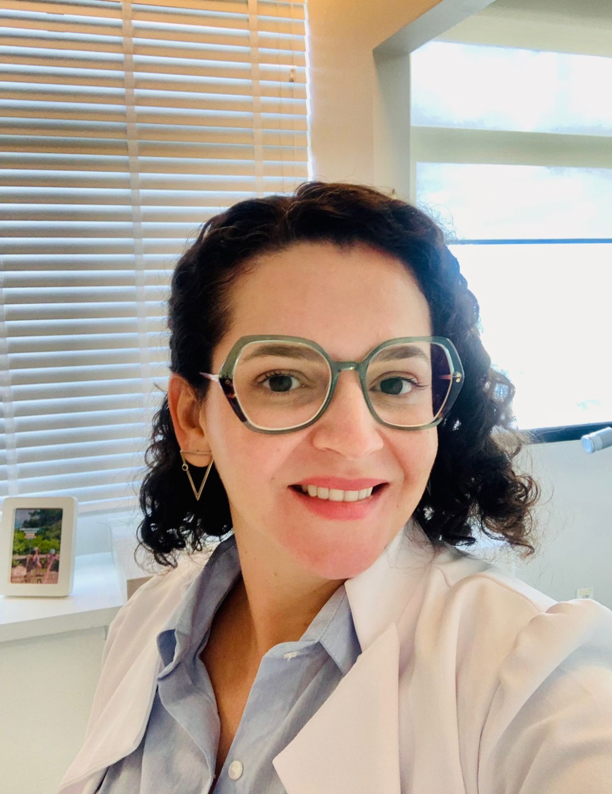 Dra. Fabiana Almeida explica como a pele repercute as emoções - Foto: Assessoria
