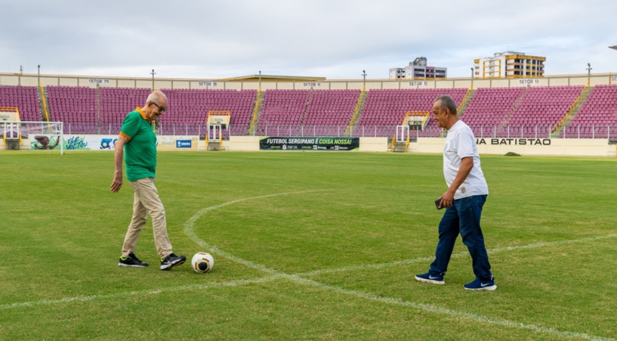 Ex-jogadores Fernando Oliveira e Luiz Carlos Bossa Nova relembram momentos marcantes no Batistão - Foto: Arthuro Paganini