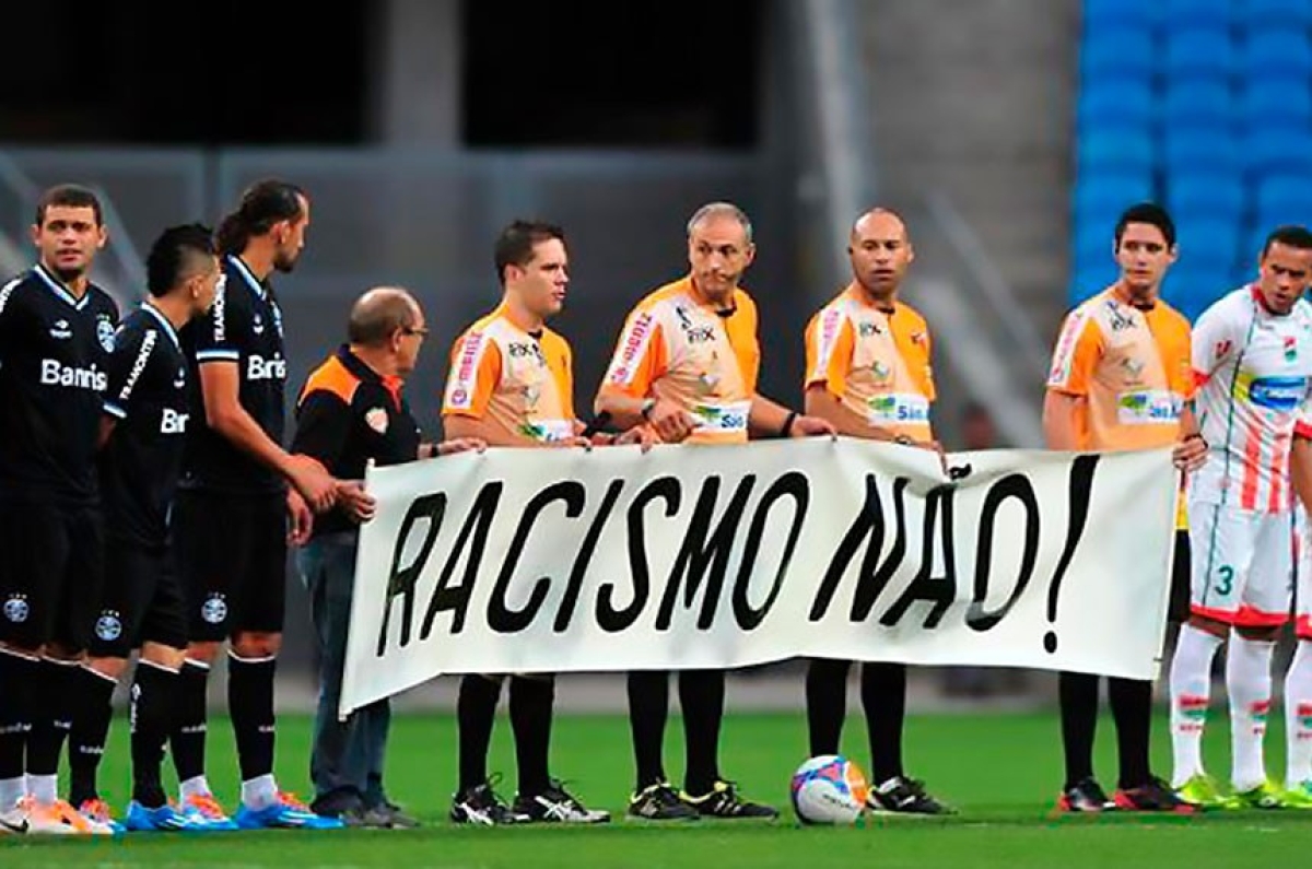 Campanha contra o racismo no futebol: nova lei prevê medidas de conscientização contra a intimidação sistemática - Foto: Confederação Brasileira de Futebo
