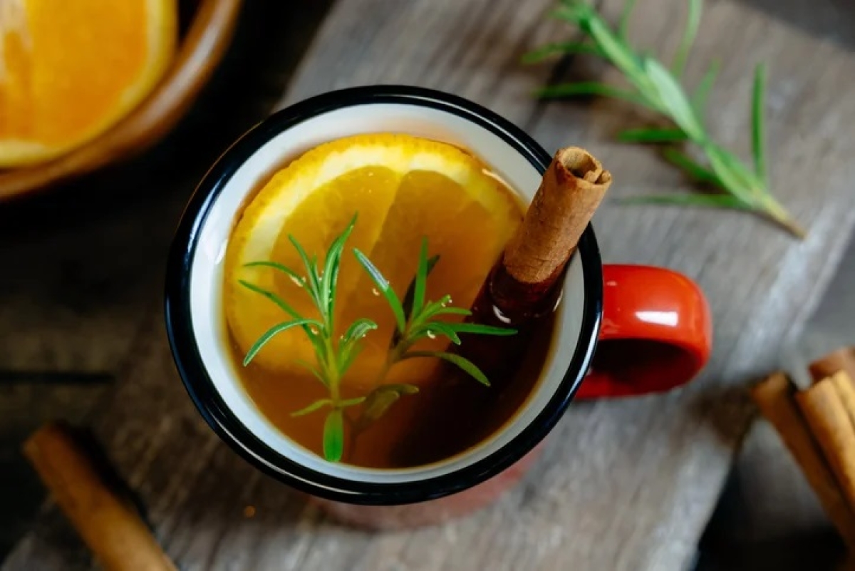 Imagem ilustrativa de chá de alecrim com canela - Foto: dvulikaia/IStock 

