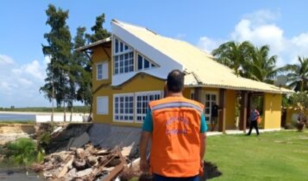 Imóvel é interditado na praia do Saco após avanço do mar - Foto: Defesa Civil/Estância
