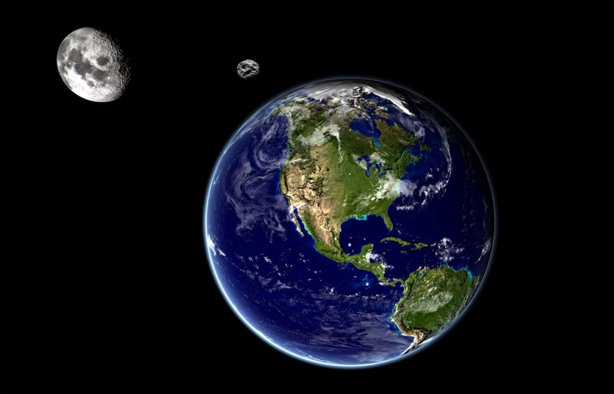 Representação artística de uma minilua na órbita da Terra - Foto: DVISIONS (Lua/Terra) - buradaki (asteroide) / Shutterstock - Edição: Olhar Digital
