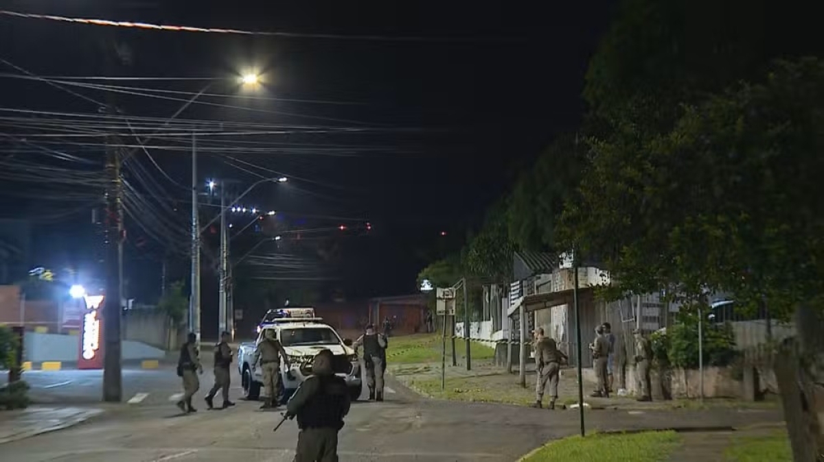 Polícia faz cerco policial contra homem que matou duas pessoas e feriu outras 10 em Novo Hamburgo - Foto: RBS TV/Reprodução
