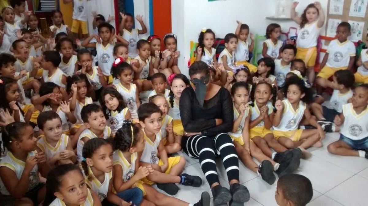 Crian�ada atenta: ?esse mosquito? a� educa (Foto: Divulga��o Secom/PMB)