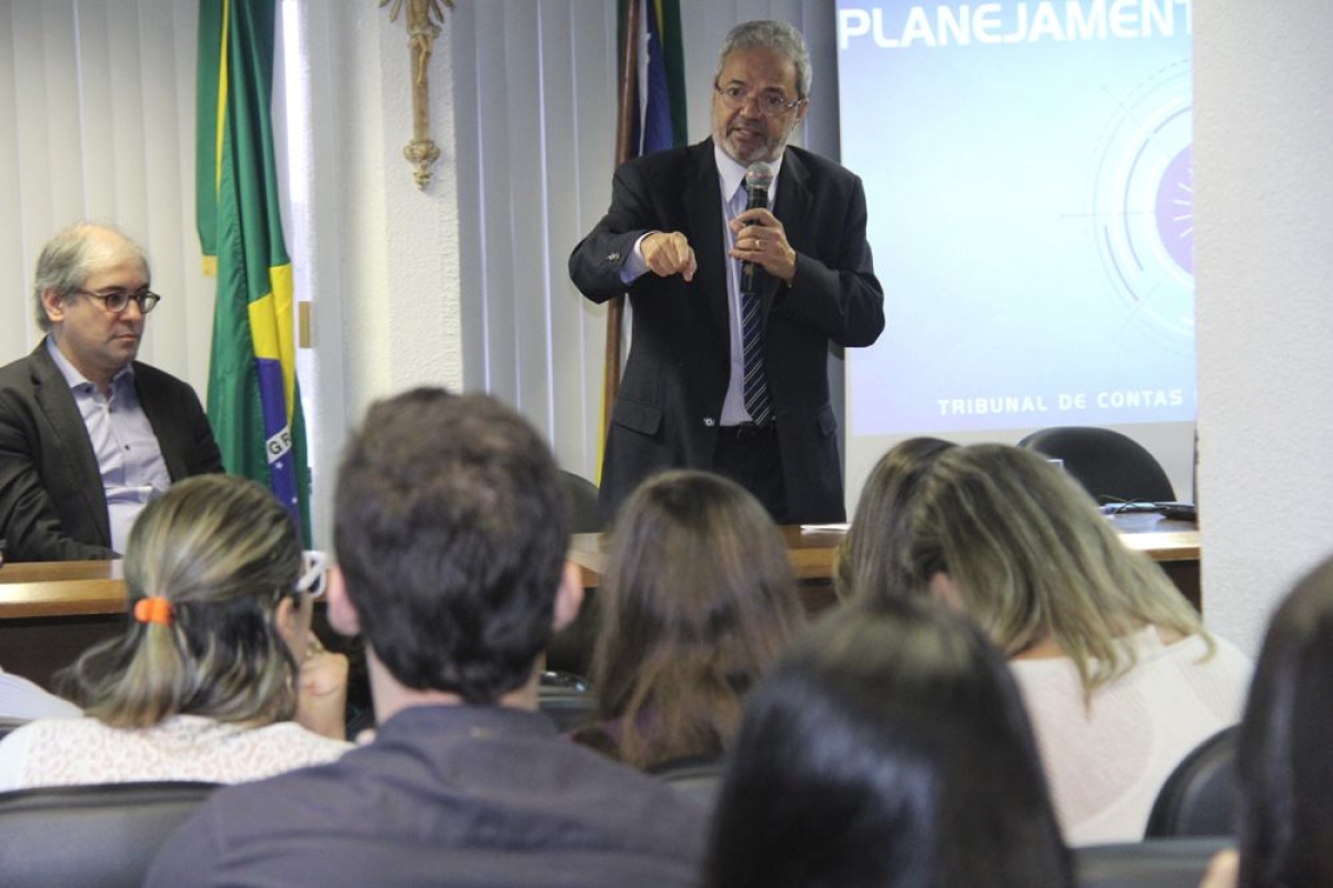 O conselheiro Cl�vis Barbosa e o procurador Bandeira de Mello participaram da apresenta��o (Foto: Cleverton Ribeiro/TCE/SE)