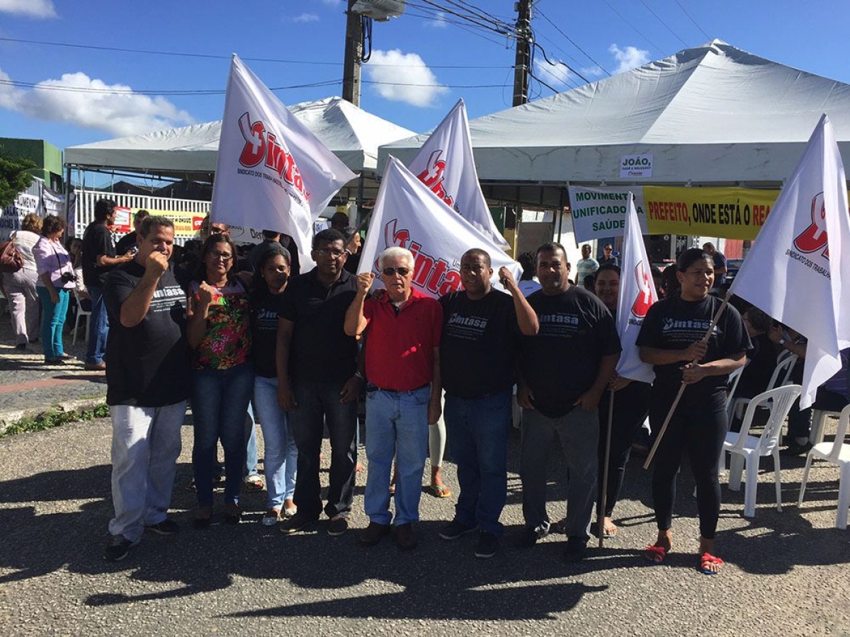 Servidores da sa�de fecham entrada da Secretaria Municipal de Sa�de (Foto: Sintasa/SE)