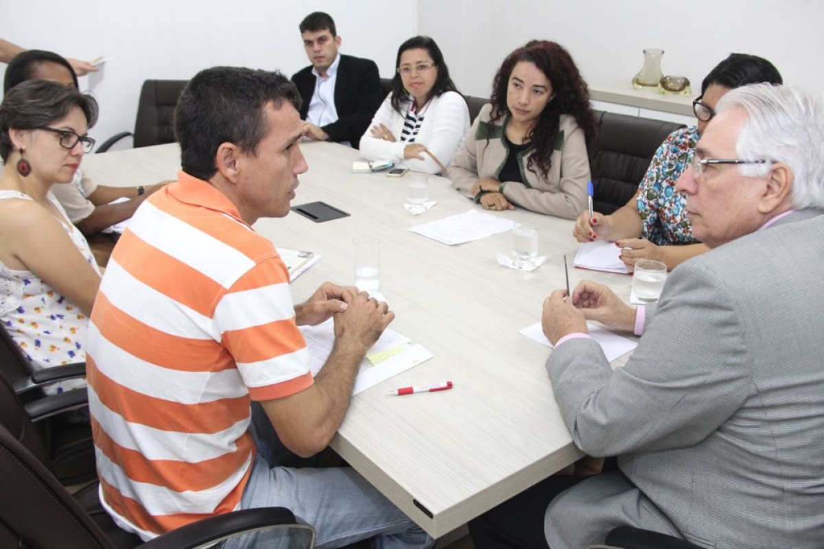 Sindicalistas foram recebidos no gabinete do conselheiro Luiz Augusto (Foto: Cleverton Ribeiro/TCE/SE)