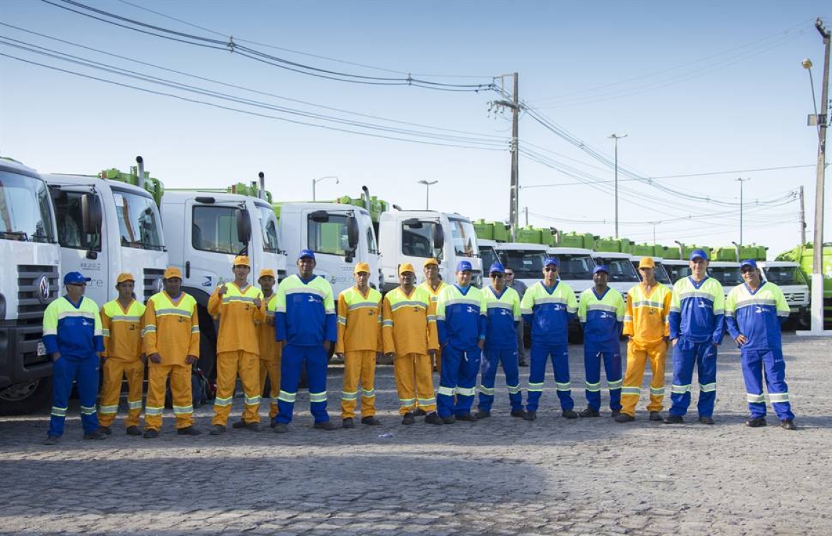 Cavo apresenta nova frota de caminh�es para coleta de lixo em Aracaju (Foto: Divulga��o/Estre Ambiental)