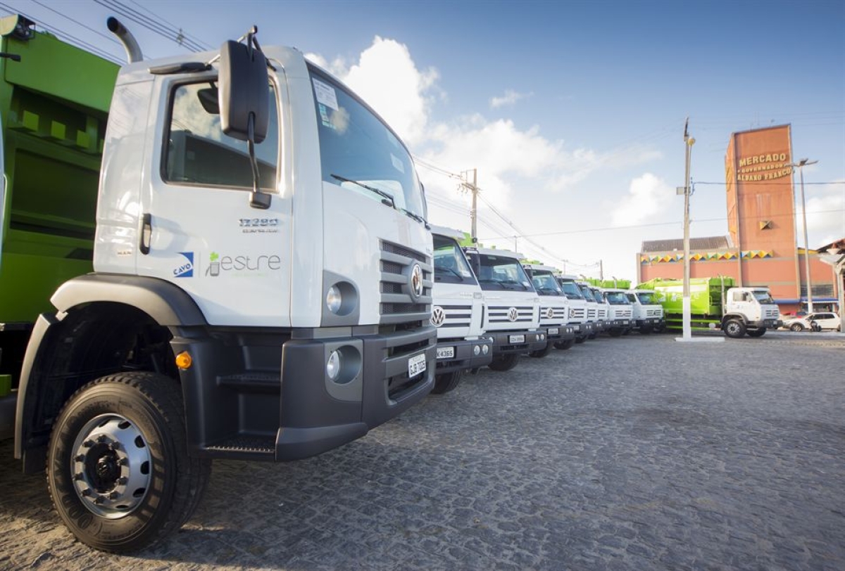 Cavo apresenta nova frota de caminh�es para coleta de lixo em Aracaju (Foto: Divulga��o/Estre Ambiental)