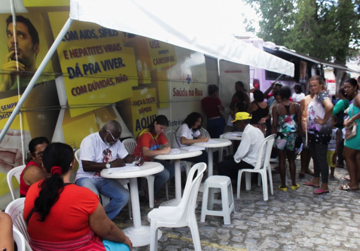 O mutir�o tamb�m ofertou os servi�os de Procon, Deso e Banese, com negocia��o de d�vidas e esclarecimentos � comunidade; do Movimento Popular de Sa�de (Mops), com massagem, reiki, auriculoterapia e iridologia; de volunt�rios do pr�prio munic�pio, que real