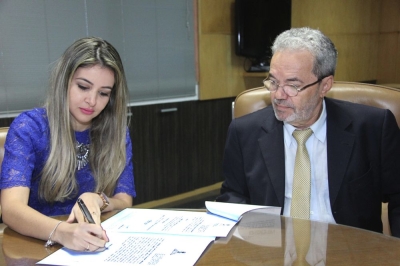 Dentista aprovada em concurso � empossada no TCE/Sergipe (Foto: Cleverton Ribeiro/TCE/SE)