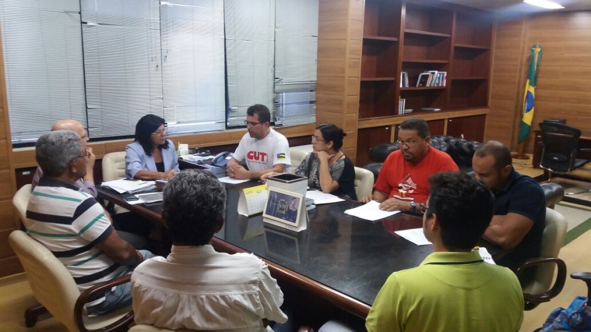 Professores solicitaram que a conselheira Ang�lica Guimar�es leve as medidas cautelares ao Pleno do TCE (Foto: Sintese)