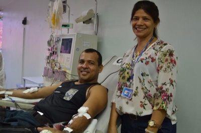 Doador Alexandre Pina e a gerente de Capta��o, Rozeli Dantas (Foto: Assessoria SES/SE)