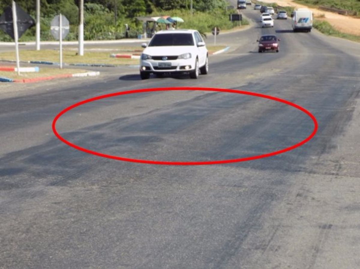 Irregularidade do asfalto no munic�pio de Maruim (SE) (Foto: BR-101 NE)