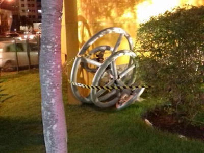Pe�a que despencou de torre no Shopping Jardins (Foto: Crea/SE)