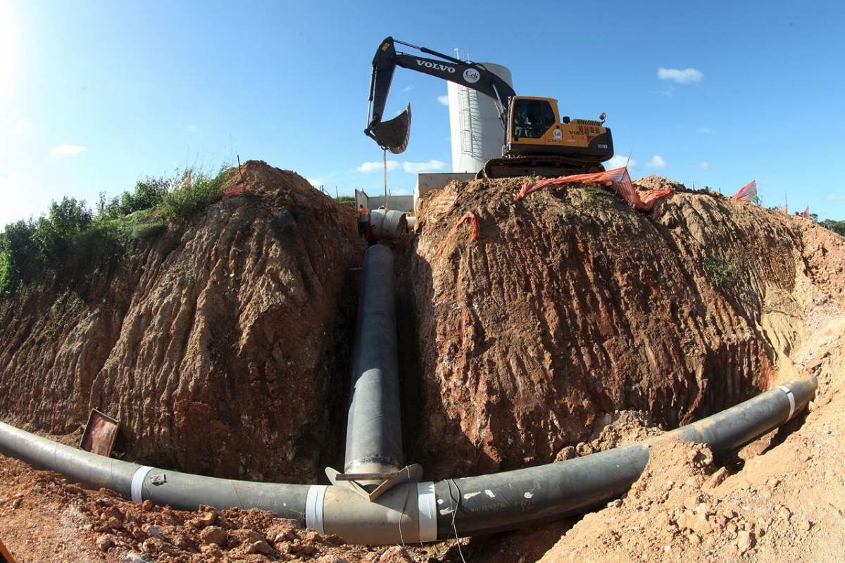 A nova adutora que liga a barragem Jaime Umbelino de Souza at� a esta��o de tratamento do Poxim est� com mais da metade de suas obras realizadas e recebe investimento de mais de R$ 36 milh�es (Foto: Andr� Moreira/ASN)