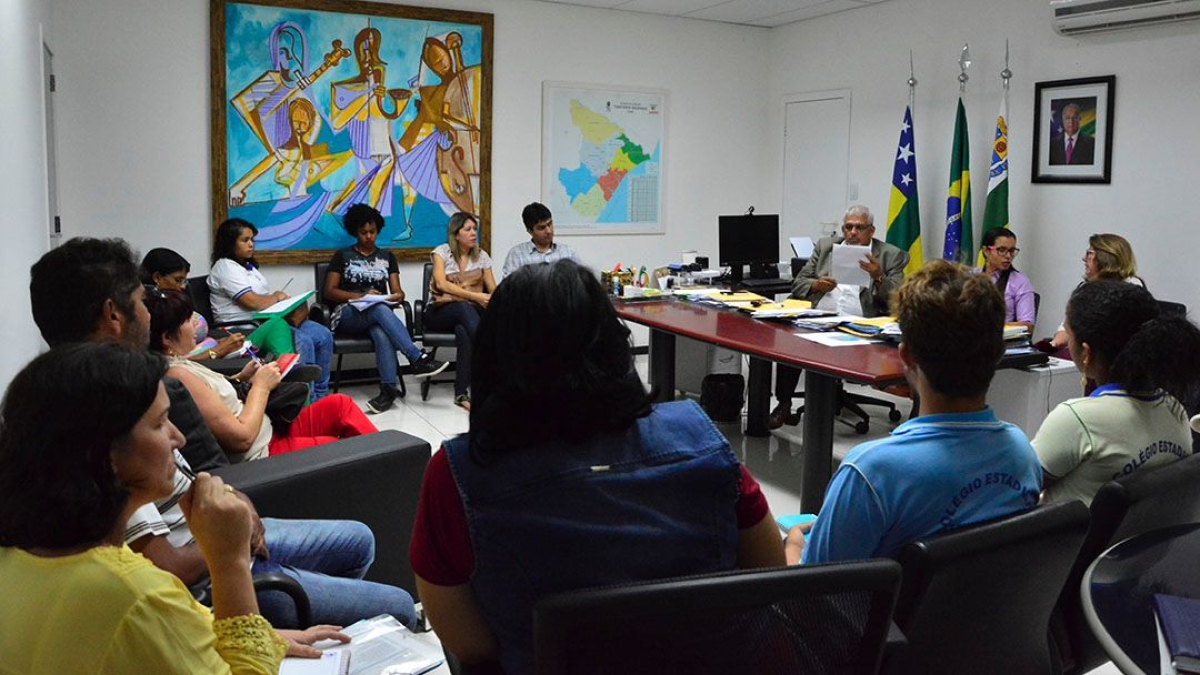 Secret�rio se re�ne com representantes de escolas da DRE 3 (Foto: Maria Od�lia/Seed/SE)