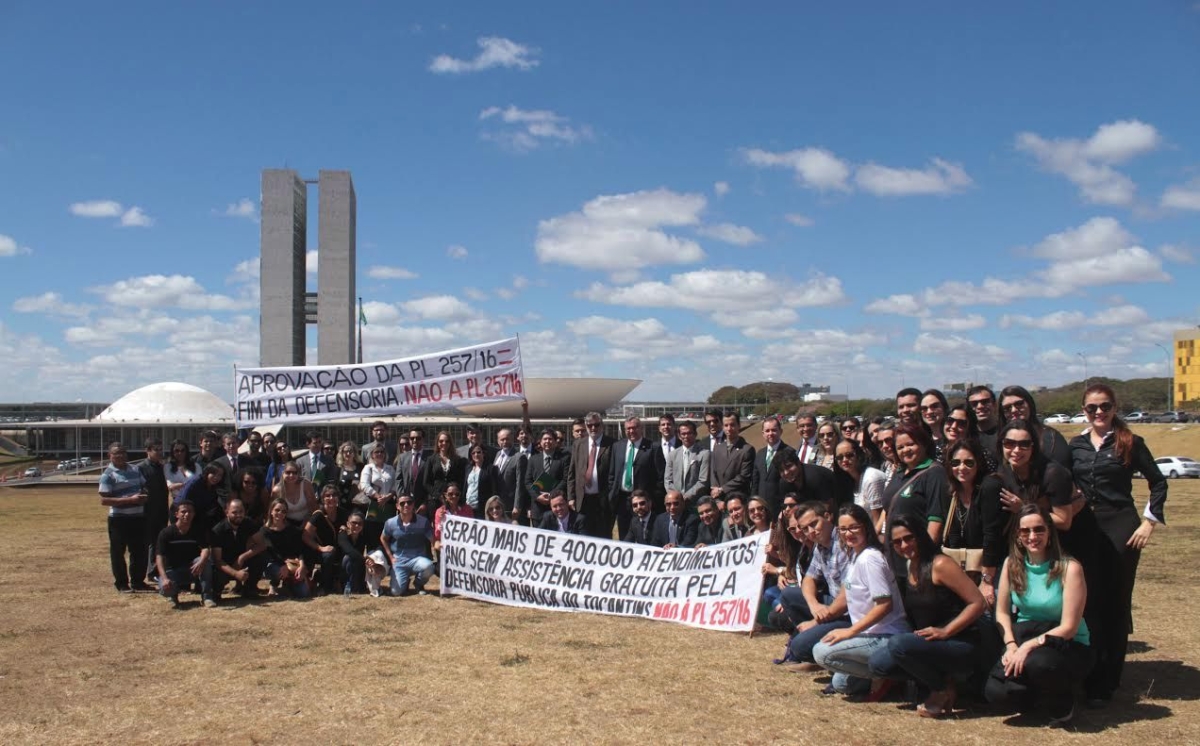 Mais de 100 defensores p�blicos participaram do movimento (Foto: Assessoria Adpese)