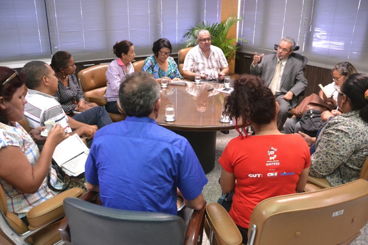 Conselheiro e membros do Sintese debatem atraso nos sal�rios do magist�rio (Foto: Cleverton Ribeiro/TCE/SE)