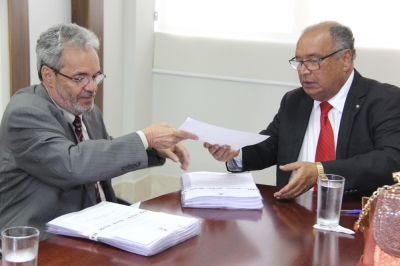 TCE/Sergipe entrega rela��o de gestores com contas irregulares � Justi�a Eleitoral (Foto: Cleverton Ribeiro/TCE/SE)