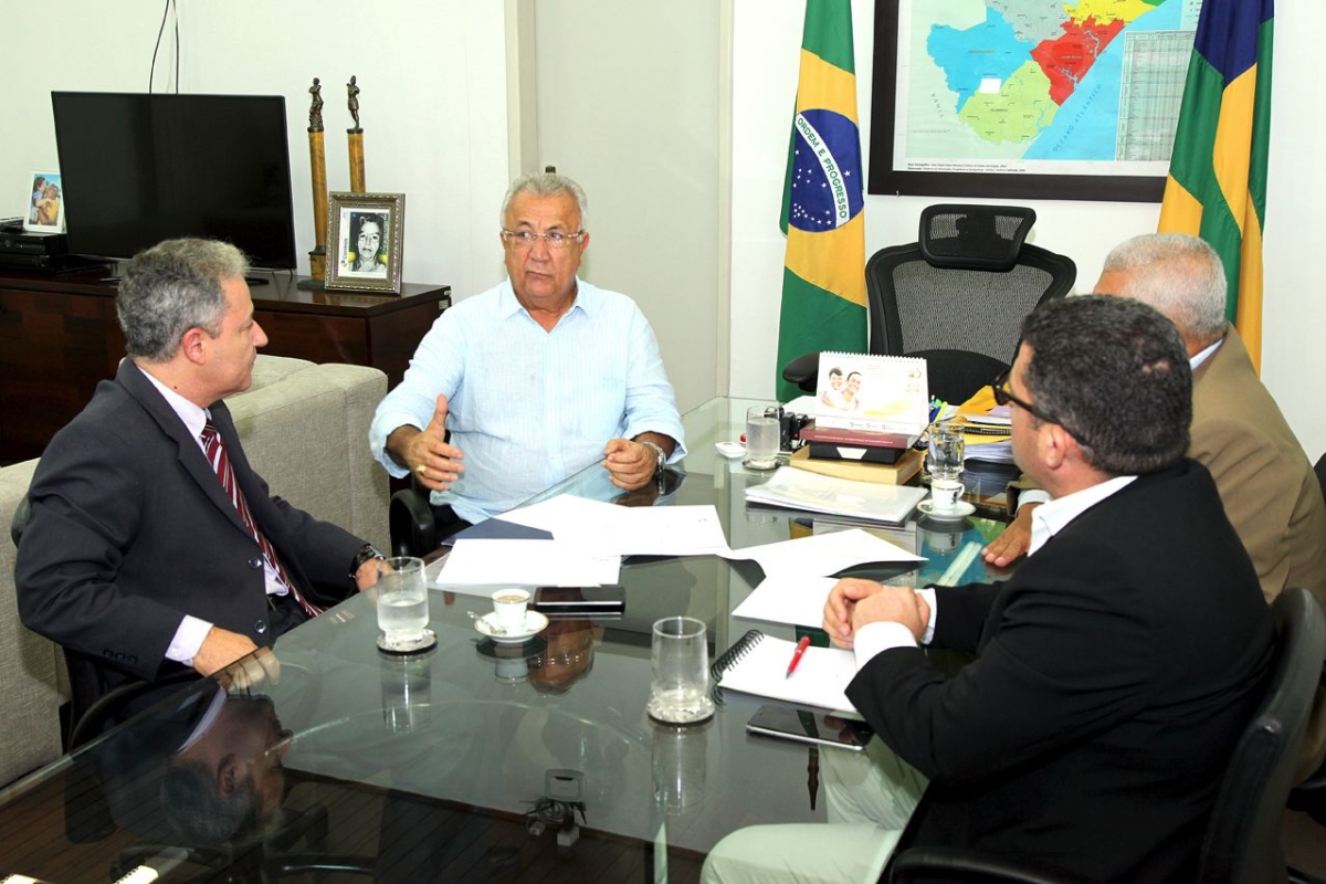 Governador solicitou apoio para aprova��o dos projetos de reforma completa do Col�gio Estadual Atheneu Sergipense e para a constru��o de uma nova escola de ensino m�dio na zona norte da capital (Foto: Andr� Moreira/ASN)