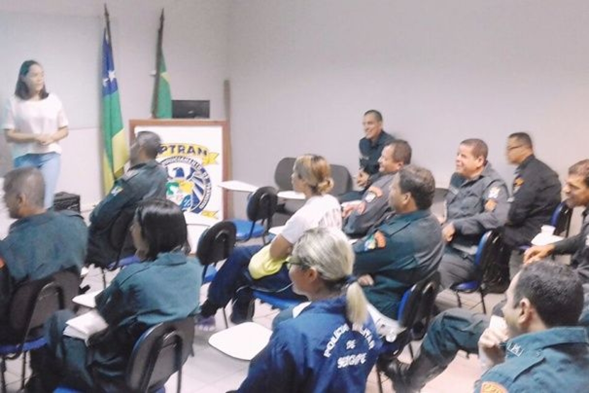 Cptran participa de palestra ministrada por nutricionista sobre h�bitos alimentares (Foto: PM/SE)