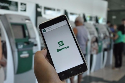 Banese incentiva uso de celular para a realiza��o de transa��es banc�rias (Foto: Luis Mendon�a/Banese)