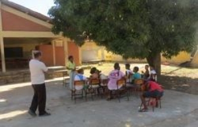 Por falta de sala, aulas s�o ministradas no p�tio do Col�gio Quilombola (Foto: Or�cio Filho/PR/SE)