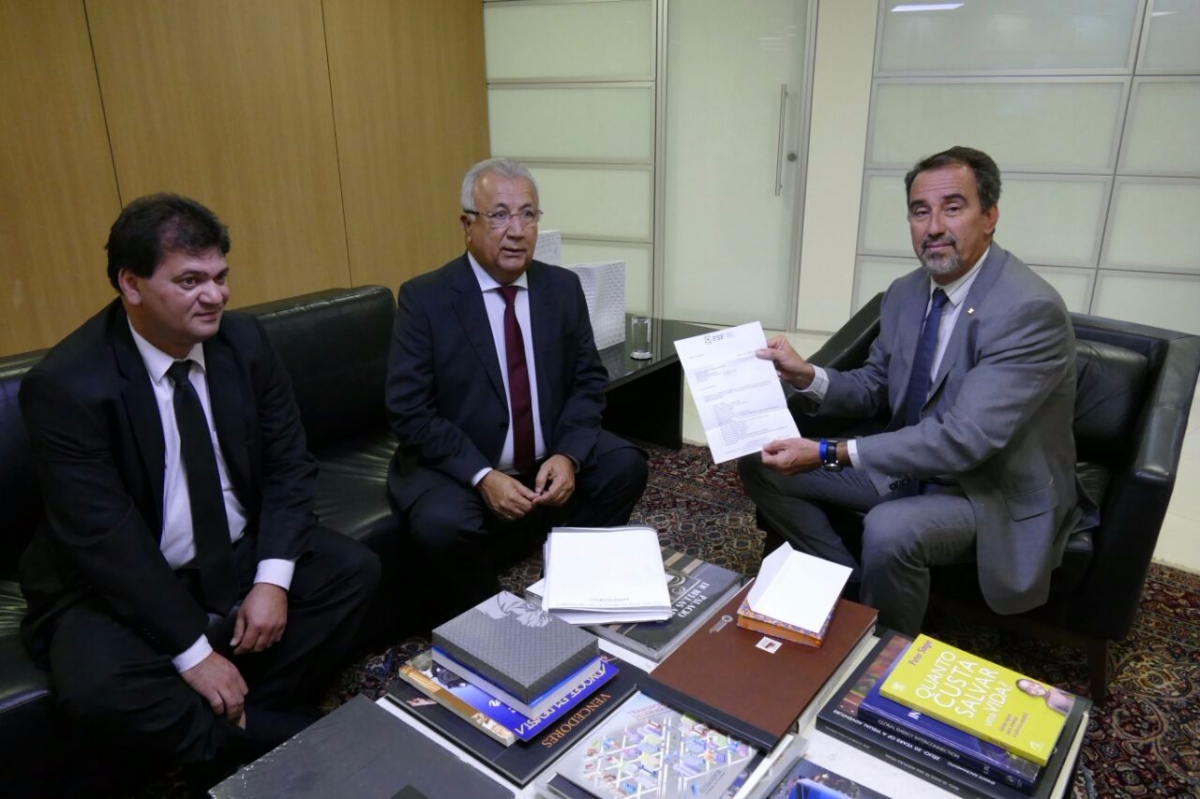Governo de Sergipe e presidente da FSF buscam patroc�nio para futebol sergipano na Caixa Econ�mica (Foto: Roque S�/ASN)
