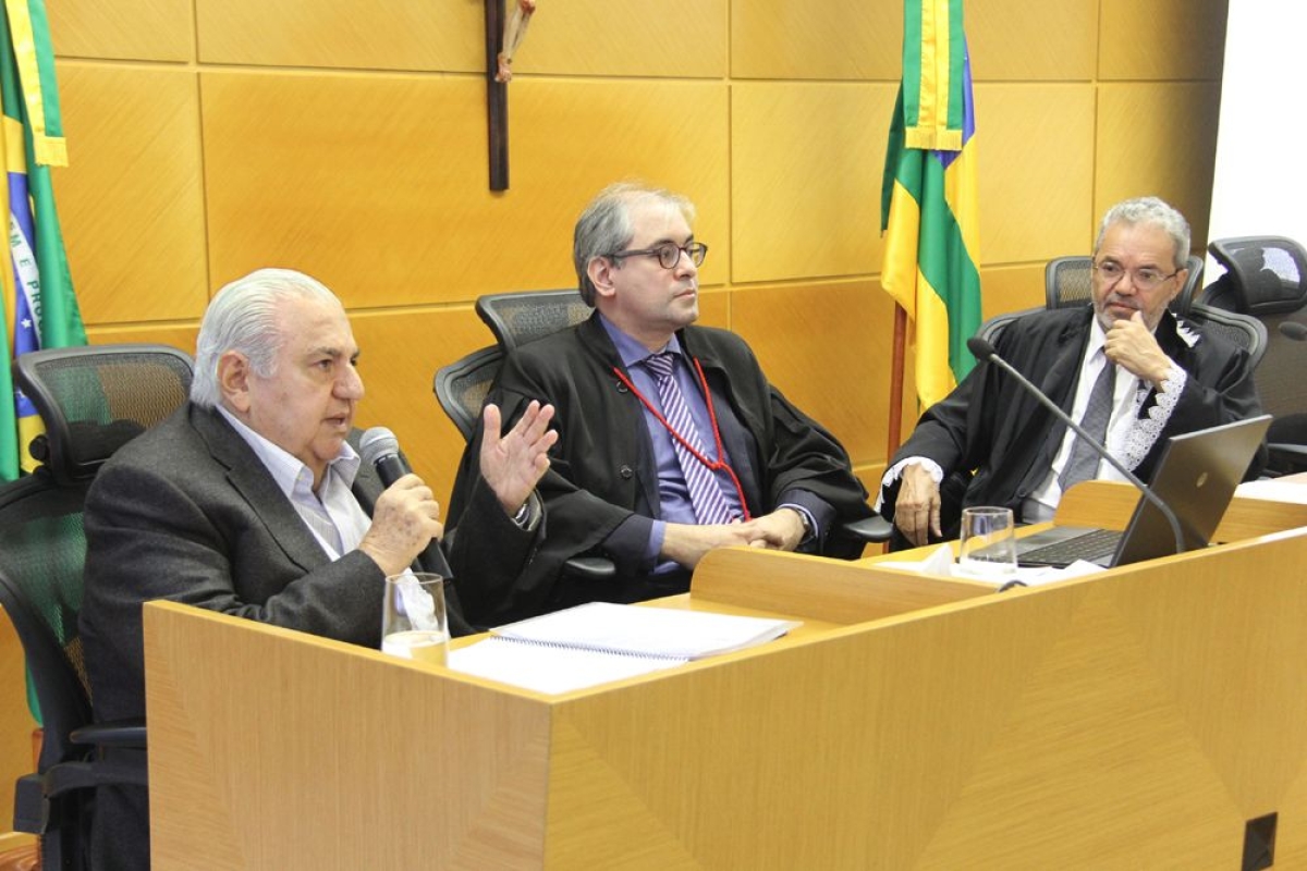 Empres�rio Luciano Franco Barreto, da ASEOPP, recebeu c�pia da resolu��o no Pleno (Foto: Cleverton Ribeiro/TCE/SE)