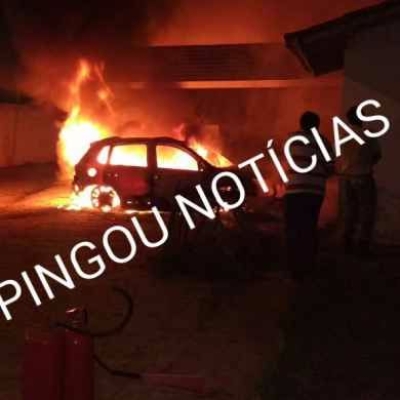 Carro de m�dico pega fogo e por pouco n�o atinge o Hospital Regional de Gl�ria (Foto: Pingou Not�cias)