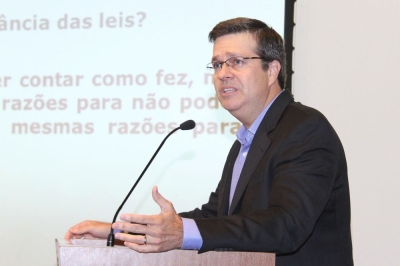 O promotor de Justi�a Henrique Ribeiro Cardoso proferiu palestra no TCE (Foto: Cleverton Ribeiro/TCE/SE)