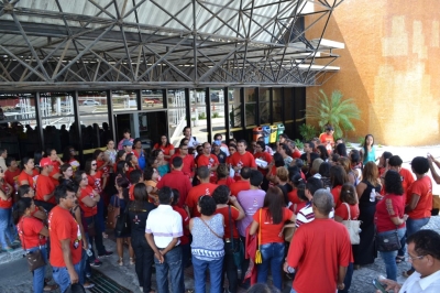 Atraso de sal�rios: Conselheiros do TCE/Sergipe n�o votam medidas cautelares e frustram professores (Foto: Sintese)
