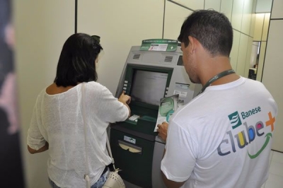 Banese orienta servidores a utilizarem caixas eletr�nicos para obten��o de contracheques (Foto: Luis Mendon�a/Banese)