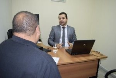 Defensor P�blico, Guilherme Cavalcanti, em atendimento na Central (Foto: DPE/SE)