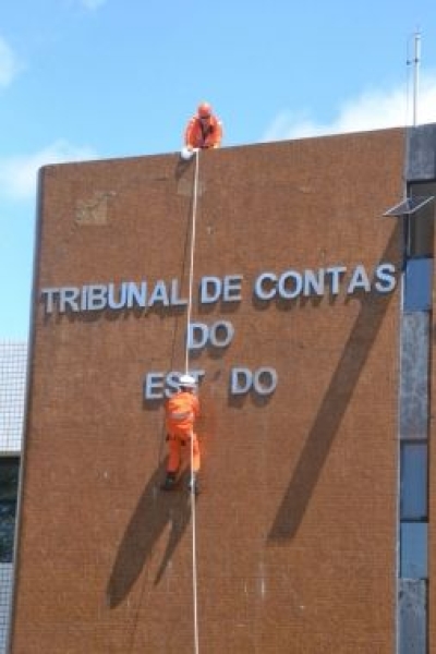Bombeiros realizam manuten��o em fachada do pr�dio do TCE/Sergipe utilizando t�cnicas de rapel (Imagem: SSP/SE)