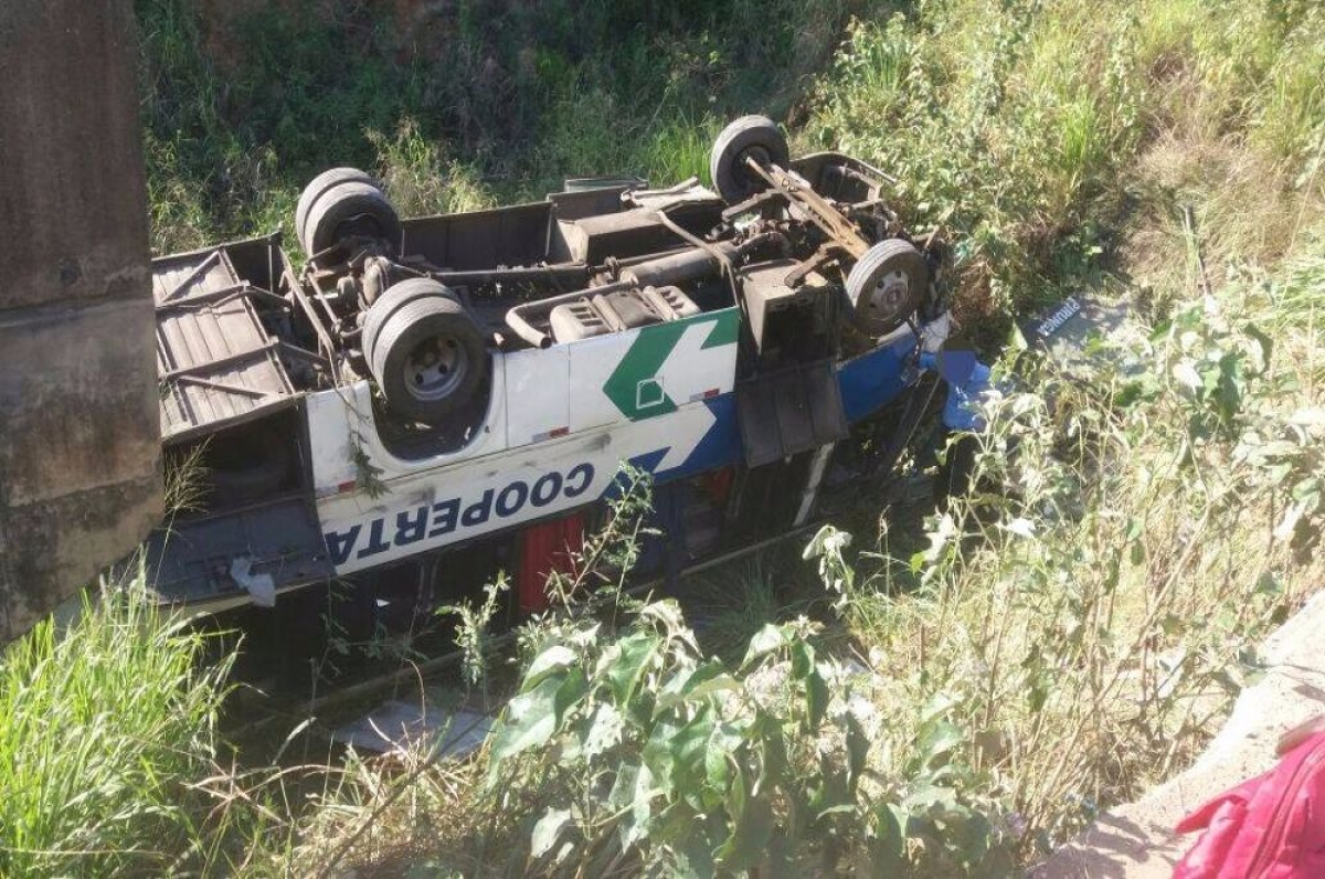 �nibus com passageiros despencou de ribanceira (Foto: Reprodu��o/Facebook/Aracaju Agora Not�cias News)