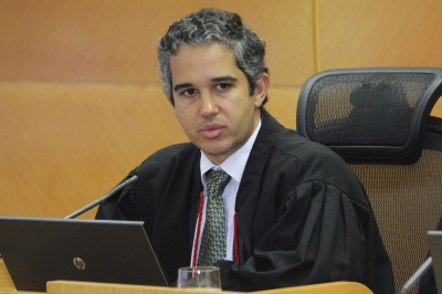 Procurador Eduardo C�rtes defende a exist�ncia de setores cont�beis pr�prios nos �rg�os municipais (Foto: Cleverton Ribeiro/TCE/SE)