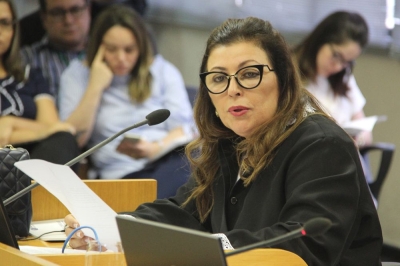 A conselheira Susana Azevedo se manifestou sobre a mat�ria na sess�o do Pleno (Imagem: Cleverton Ribeiro/TCE/SE)