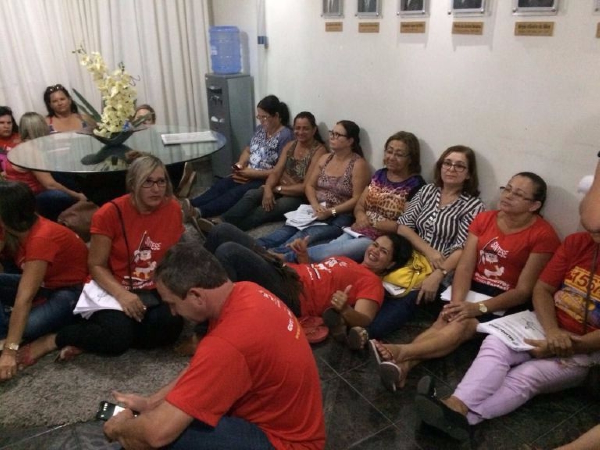 Professores ocupam prefeitura e reivindicam revoga��o de leis em Gl�ria (Imagem: Maycon Fernandes/Sou de Sergipe)