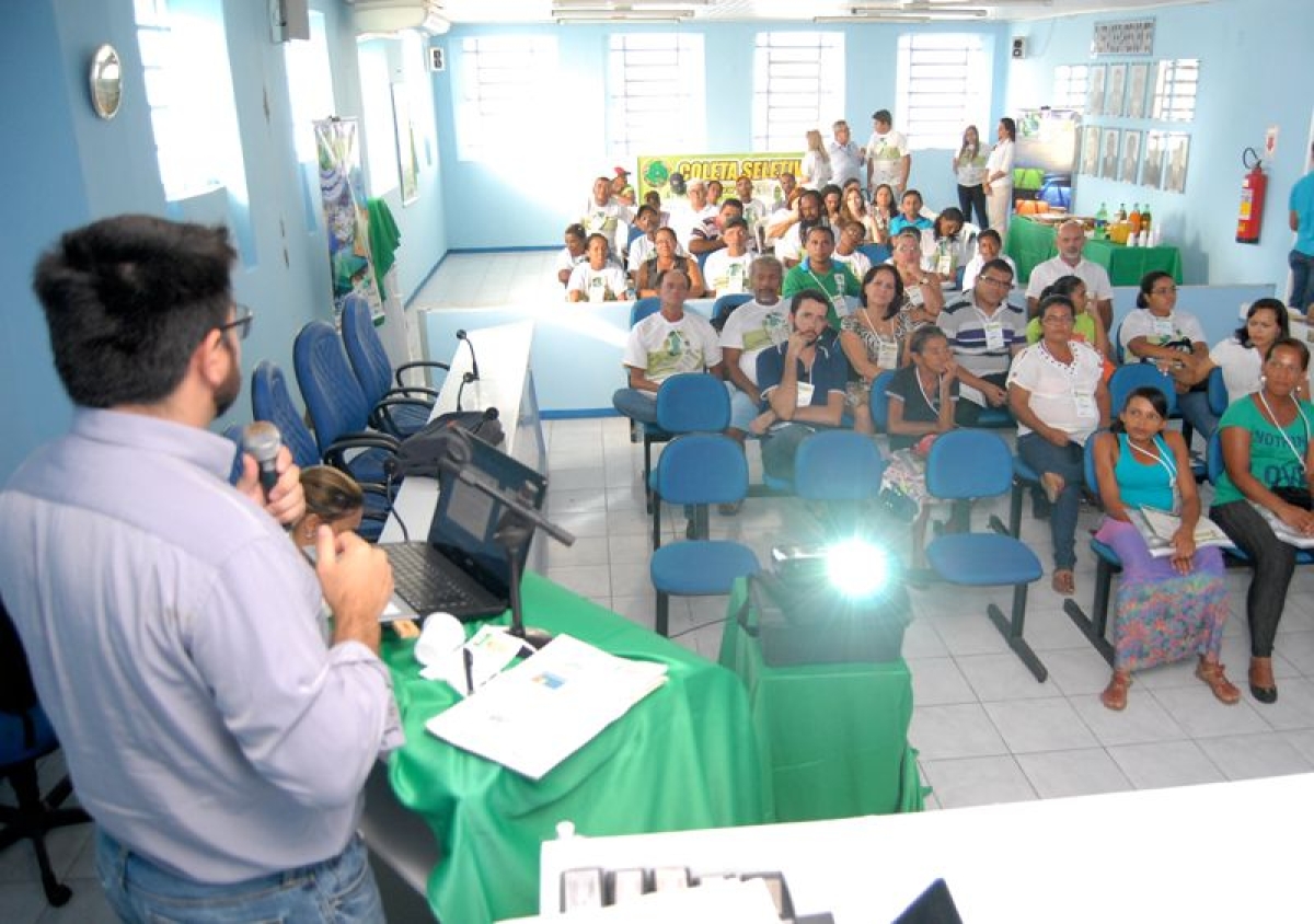 Catadores s�o orientados sobre a import�ncia da log�stica reversa (Foto: Alfredo Moreira)