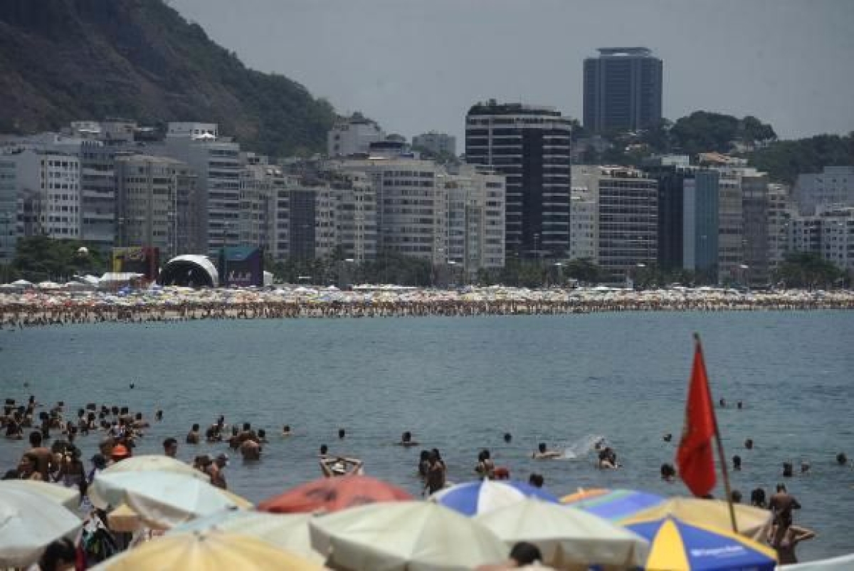 Banhistas lotam a praia de Copacabana (Imagem: Fernando Fraz�o/Ag�ncia Brasil)