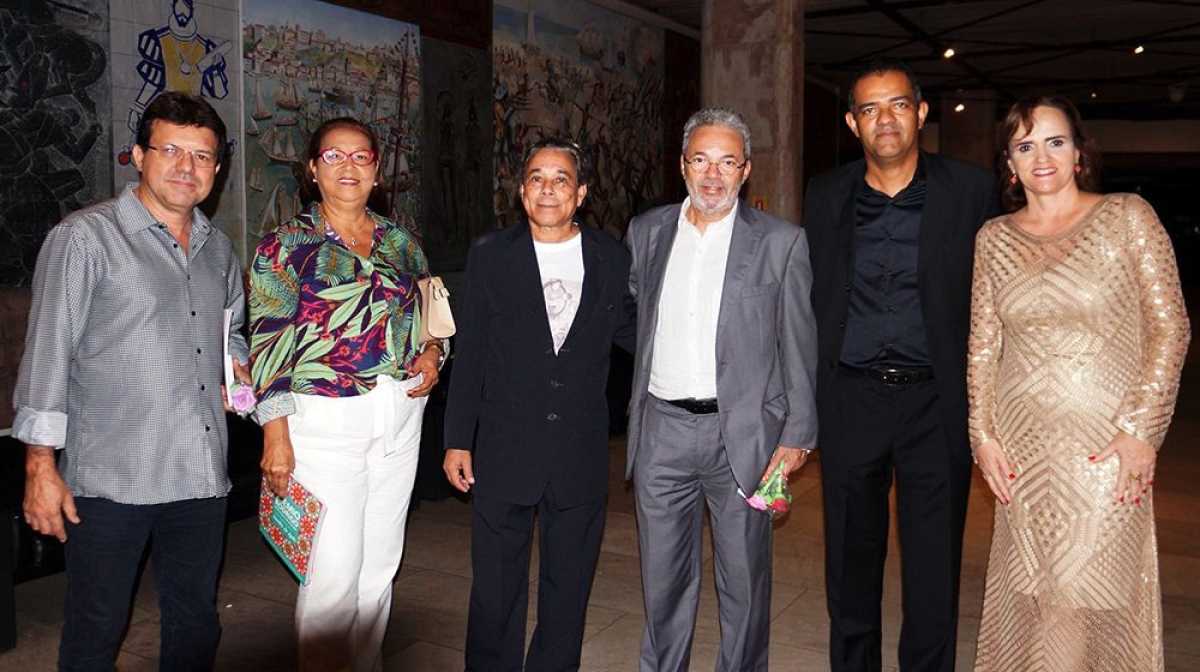 Presidente do TCE, Cl�vis Barbosa (centro), ladeado pelo diretor de comunica��o do TCE, Marcos Cardoso; pela proponente do projeto professora Sayonara Viana Silva; e pelo pesquisador Gilfrancisco (Imagem: TCE/SE)