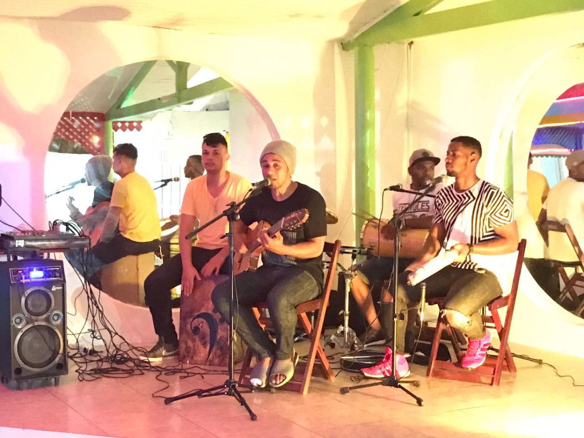 Pop� do Cavaco faz show em hamburgueria na Orla (Imagem: Oliver Assessoria e M�dia)