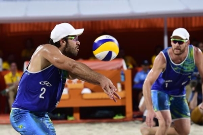 Alison e Bruno vencem holandeses e levam Brasil � final do v�lei de praia (Foto: William Lucas/Inovafoto)