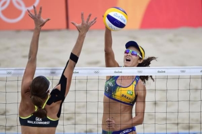 Larissa e Talita perdem para alem�s e v�o disputar bronze no v�lei de praia (Foto: William Lucas/Inovafoto)